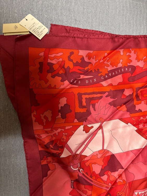 カレ　スカーフ（古着・ファッション）の商品画像 - 査定依頼日：2025年8月6日 - 最高査定価格：8,500円