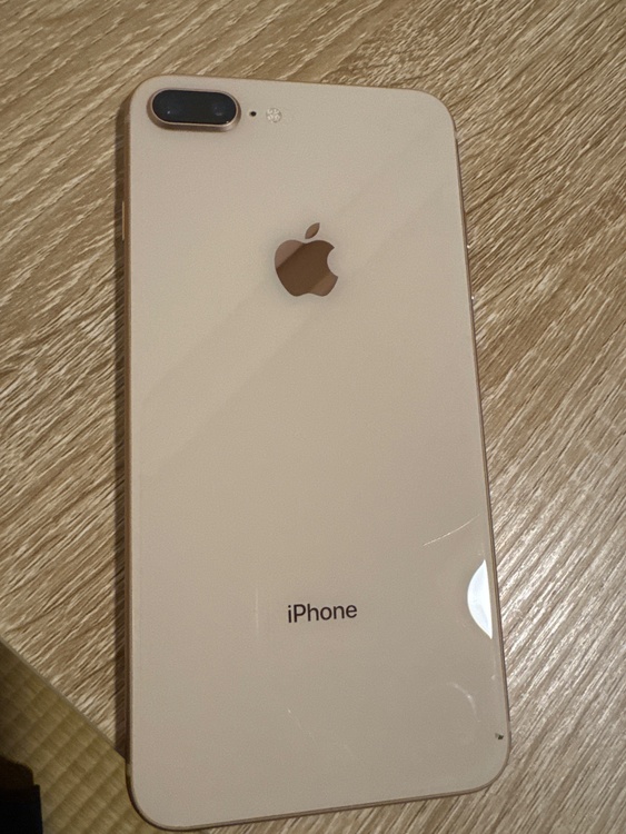 iPhone iPhone8 Plus 256GB au（スマホ）の商品画像 - 査定依頼日：2026年7月31日 - 最高査定価格：4,000円