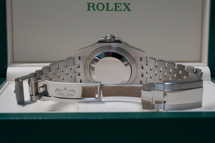 ロレックス GMTマスター 126710blr（高級時計）の商品画像 - 査定依頼日：2025年12月16日 - 最高査定価格：3,630,000円