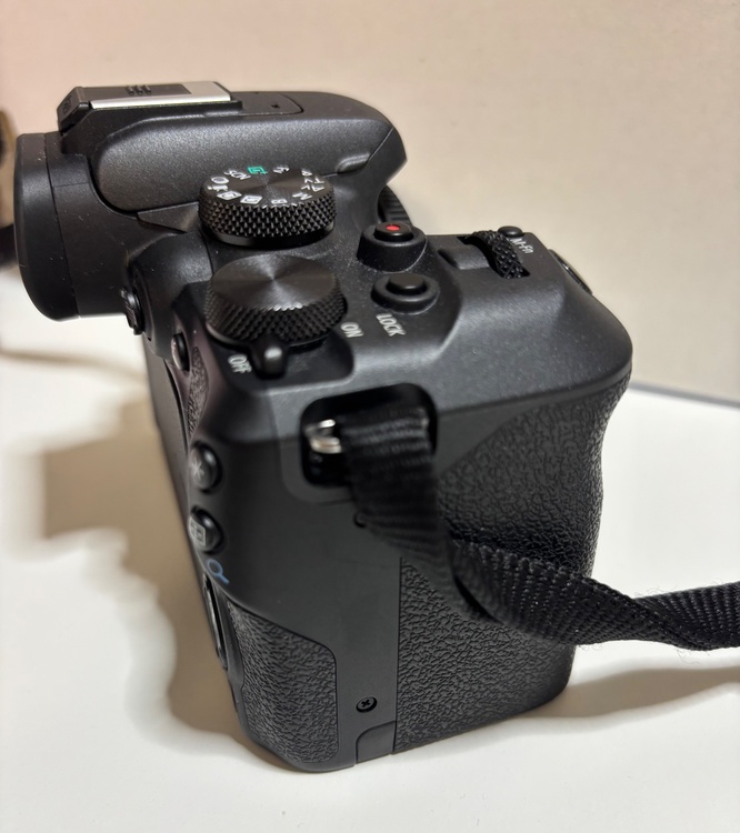 EOS R10（カメラ）の商品画像 - 査定依頼日：2026年4月11日 - 最高査定価格：75,000円
