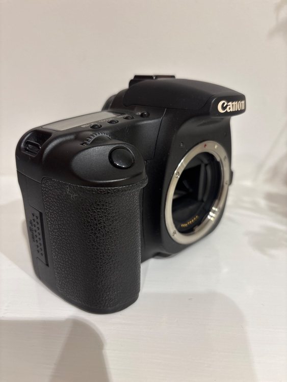 EOS 30D（カメラ）の商品画像 - 査定依頼日：2026年4月10日 - 最高査定価格：14,100円