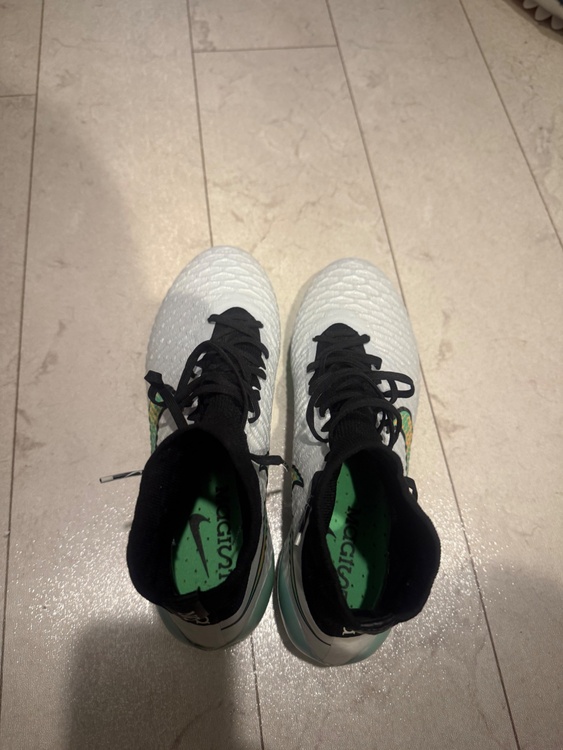 その他 その他 - ブランド: Nike - 色: ホワイト - モデル名: Magista - 特徴: ハイカットデザイン - ソールタイプ: FG（ファームグラウンド）（高級時計）の商品画像 - 査定依頼日：2025年12月22日 - 最高査定価格：100,000円