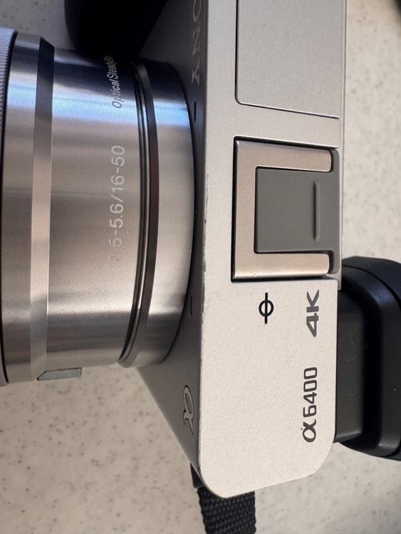 α6400ダブルズームレンズキット（カメラ）の商品画像 - 査定依頼日：2026年4月3日 - 最高査定価格：80,000円