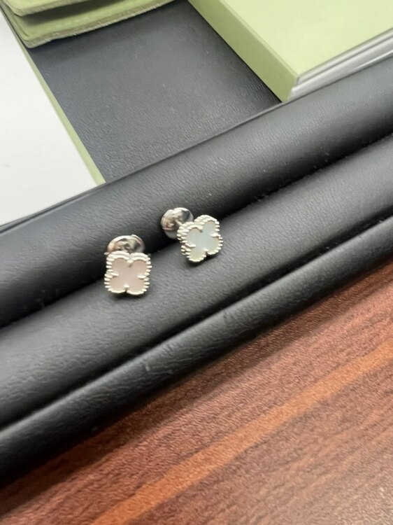 ヴァンクリーフ &アーペル　スウィートアルハンブラ　ピアス（金・貴金属）の商品画像 - 査定依頼日：2024年11月22日 - 最高査定価格：230,000円