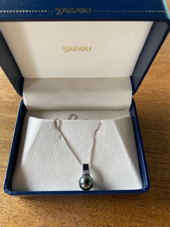 田崎真珠 黒蝶真珠ネックレス ダイヤ付き 10ミリ珠（宝石）の商品画像 - 査定依頼日：2025年4月8日 - 最高査定価格：100,000円