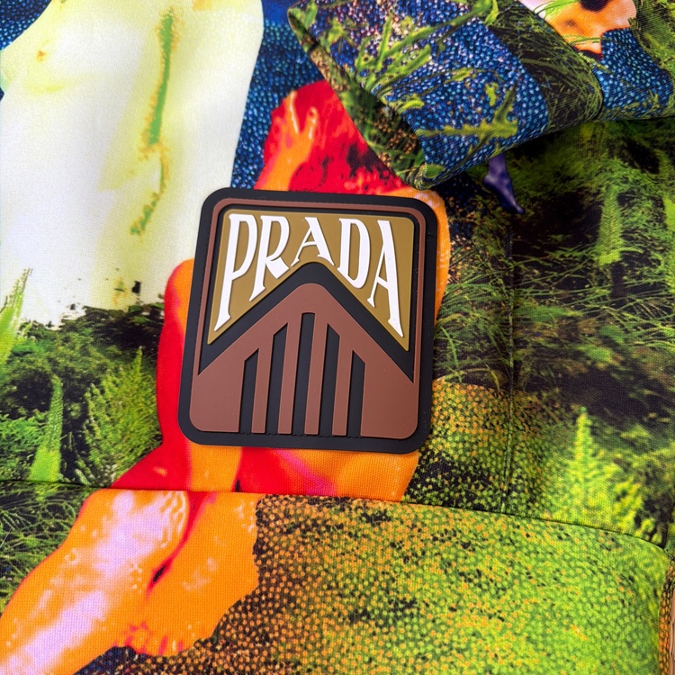 Prada SS19 psychedelic hoodie（古着・ファッション）の商品画像 - 査定依頼日：2026年6月14日 - 最高査定価格：100,000円