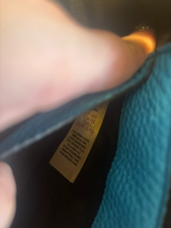 エンボスロゴ レザー 青 レディース ショルダー（ブランドバッグ）の商品画像 - 査定依頼日：2024年12月9日 - 最高査定価格：4,000円