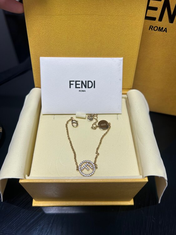 エフイズフェンディブレスレット（金・貴金属）の商品画像 - 査定依頼日：2025年2月14日 - 最高査定価格：13,000円