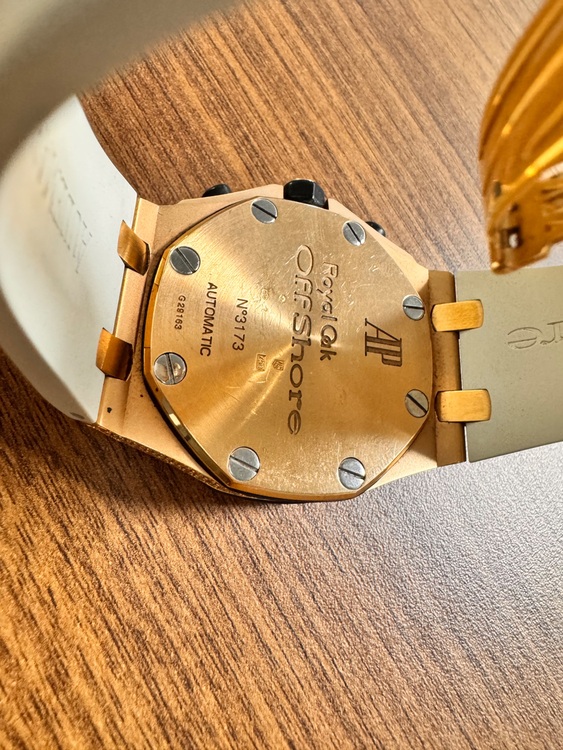 オーデマピゲ ロイヤルオークオフショア （高級時計）の商品画像 - 査定依頼日：2025年8月28日 - 最高査定価格：2,000,000円