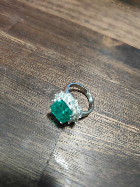 エメラルド指輪（宝石）の商品画像 - 査定依頼日：2024年12月18日 - 最高査定価格：1,550,000円