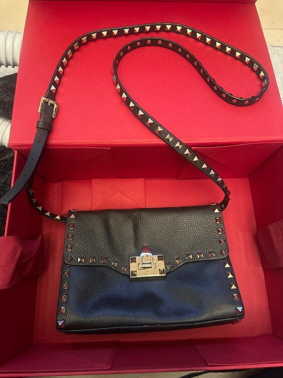 ヴァレンティノ ロックスタッズショルダーバッグ（古着・ファッション）の商品画像 - 査定依頼日：2025年2月27日 - 最高査定価格：25,000円