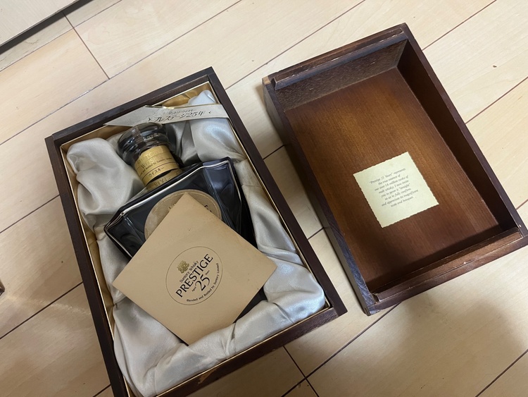 サントリーブレンデッドウィスキープレステージ25年　山崎蒸留所（お酒）の商品画像 - 査定依頼日：2026年3月24日 - 最高査定価格：102,000円