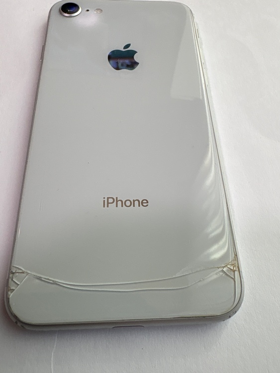 iPhone 8 ホワイト（スマホ）の商品画像 - 査定依頼日：2026年4月16日 - 最高査定価格：3,000円