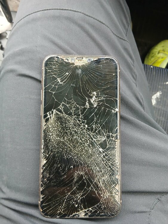 iPhone11 Pro 64GB au（スマホ）の商品画像 - 査定依頼日：2026年4月30日 - 最高査定価格：14,000円