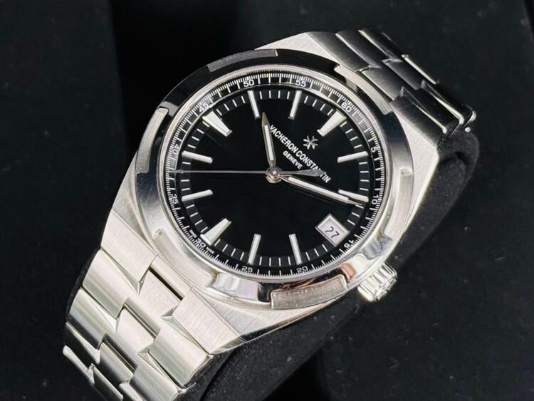 ヴァシュロン コンスタンタン オーヴァーシーズ 4500v（高級時計）の商品画像 - 査定依頼日：2025年9月24日 - 最高査定価格：3,200,000円