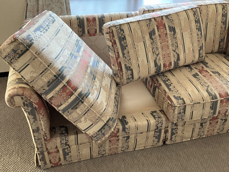 コスガ　高級　クラッシックソファ　２人掛け（家具・寝具）の商品画像 - 査定依頼日：2025年12月24日 - 最高査定価格：5,500円