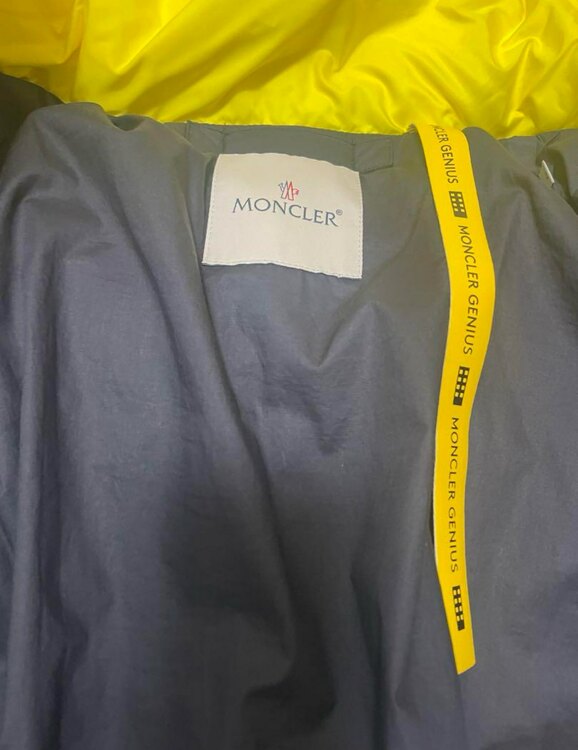 モンクレール JW Anderson コレクション マルチカラー ダウン（古着・ファッション）の商品画像 - 査定依頼日：2024年12月3日 - 最高査定価格：40,000円