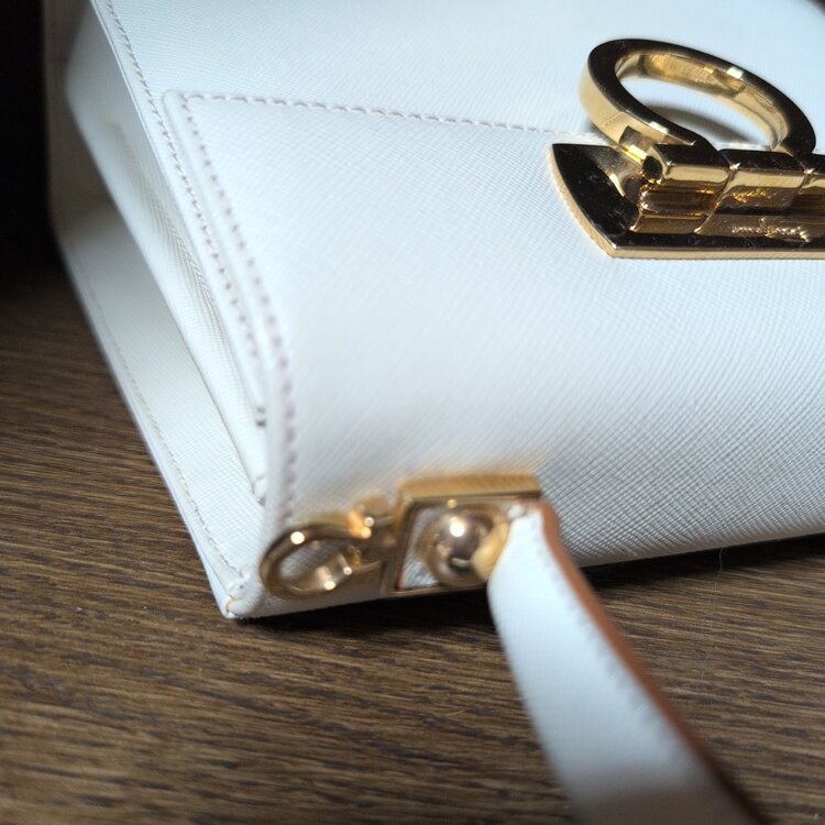 Ferragamo　ハンドバッグ（ブランドバッグ）の商品画像 - 査定依頼日：2026年2月11日 - 最高査定価格：13,000円