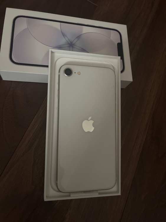 iPhoneSE3（スマホ）の商品画像 - 査定依頼日：2026年3月20日 - 最高査定価格：18,000円