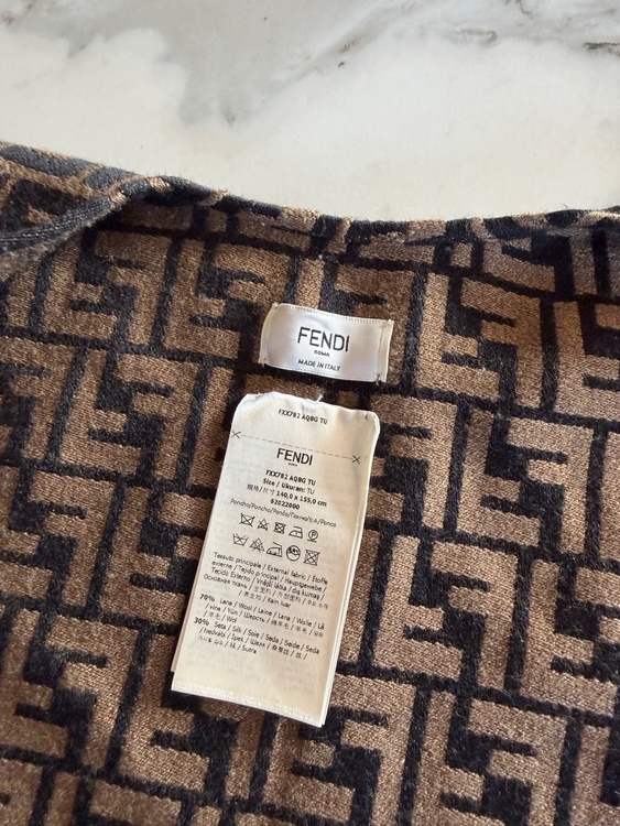 フェンディ  ショール（古着・ファッション）の商品画像 - 査定依頼日：2025年12月26日 - 最高査定価格：20,000円