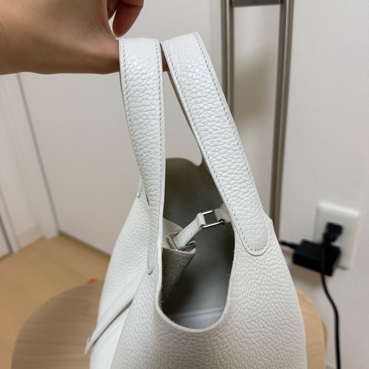 ピコタンロックpm ホワイト（ブランドバッグ）の商品画像 - 査定依頼日：2025年12月7日 - 最高査定価格：350,000円