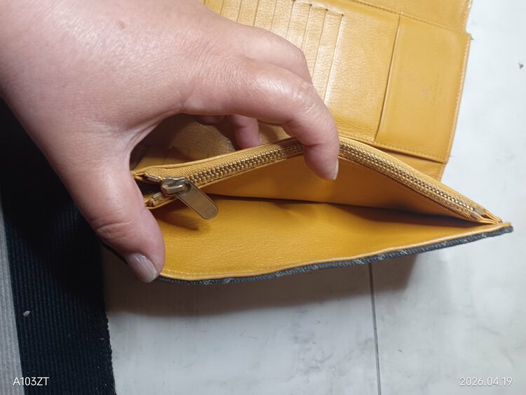 二つ折り財布（ブランド財布・小物）の商品画像 - 査定依頼日：2026年4月21日 - 最高査定価格：18,000円