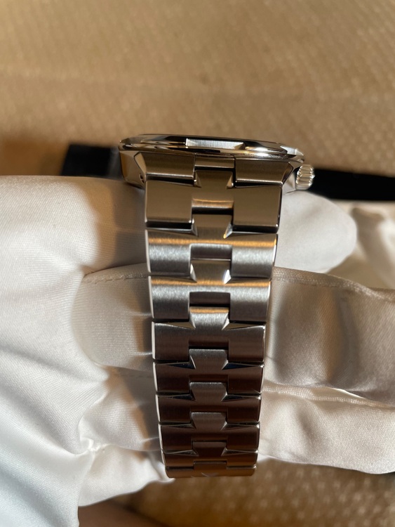 ヴァシュロン コンスタンタン オーヴァーシーズ 4500V/110A-b12（高級時計）の商品画像 - 査定依頼日：2025年9月19日 - 最高査定価格：3,350,000円