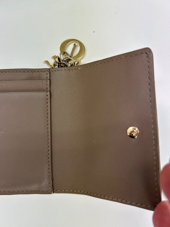 ディオール　カナージュ　三つ折り財布ラムレザーチャームあり（ブランド財布・小物）の商品画像 - 査定依頼日：2025年9月19日 - 最高査定価格：100,000円