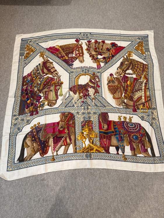 大判スカーフ（古着・ファッション）の商品画像 - 査定依頼日：2025年9月18日 - 最高査定価格：5,000円