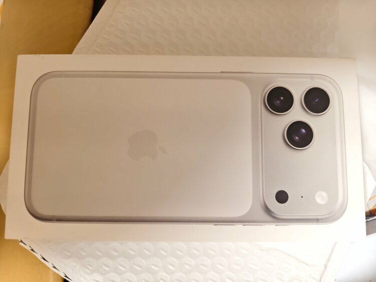iPhone iPhone 17 Pro Max 2TB SIMフリー（スマホ）の商品画像 - 査定依頼日：2026年8月5日 - 最高査定価格：300,000円
