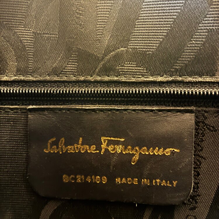 フェラガモ ガンチーニ ショルダーバッグ 黒 （ブランドバッグ）の商品画像 - 査定依頼日：2025年4月13日 - 最高査定価格：15,000円