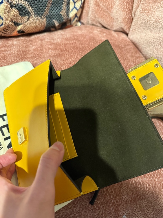 FENDウォレット型バッグ（ブランド財布・小物）の商品画像 - 査定依頼日：2025年12月16日 - 最高査定価格：50,000円