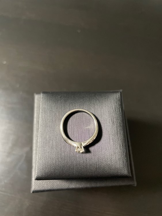 ラザールダイヤモンド　婚約指輪（金・貴金属）の商品画像 - 査定依頼日：2023年1月30日 - 最高査定価格：30,000円