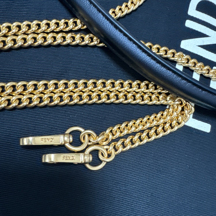 FENDIブラック ナッパレザー バッグ FFモチーフ（ブランドバッグ）の商品画像 - 査定依頼日：2025年6月4日 - 最高査定価格：110,000円