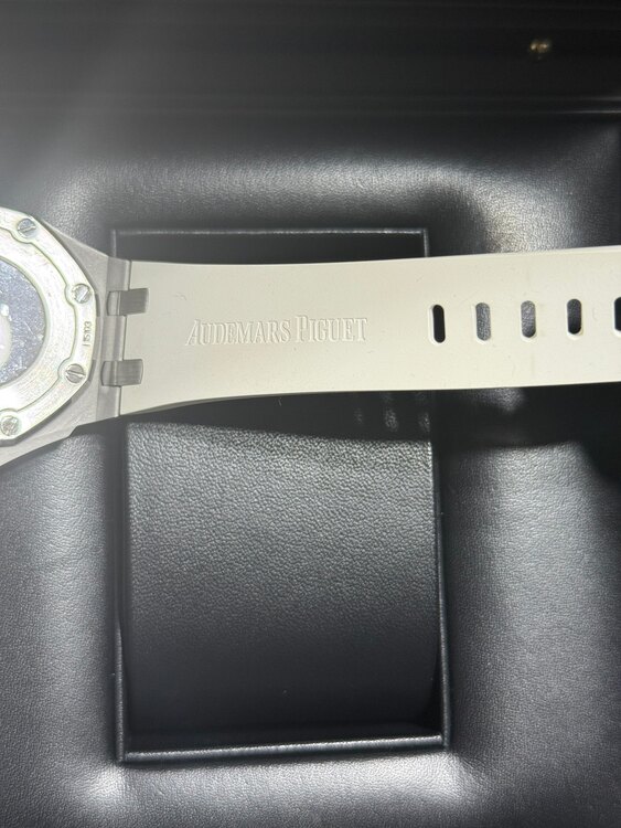 ロイヤルオークオフショア ベゼルダイヤ 37mm（高級時計）の商品画像 - 査定依頼日：2025年5月20日 - 最高査定価格：2,750,000円