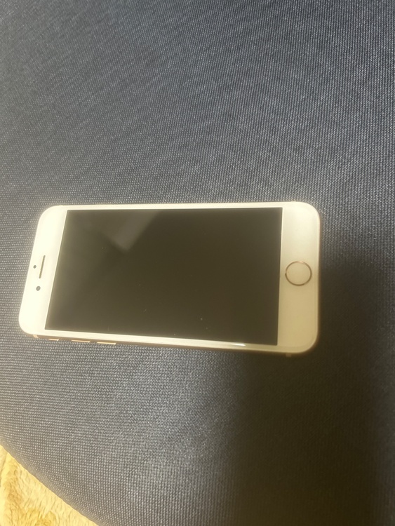 iPhone8 64GB au（スマホ）の商品画像 - 査定依頼日：2026年3月29日 - 最高査定価格：4,000円