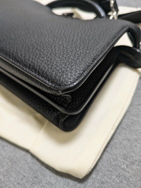 FENDI PEEKABOO ISeeU エックスクロス（ブランドバッグ）の商品画像 - 査定依頼日：2026年8月10日 - 最高査定価格：180,000円