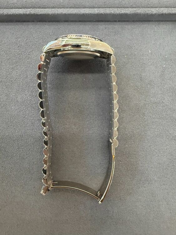 128239(Opal Pink Dial)（高級時計）の商品画像 - 査定依頼日：2025年9月23日 - 最高査定価格：6,600,000円