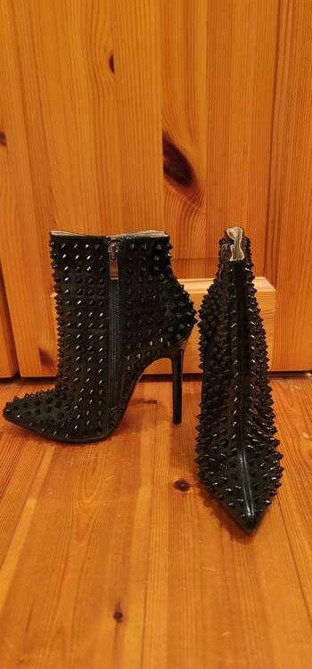 Christian Louboutin　スタッズショートブーツ（ブランド財布・小物）の商品画像 - 査定依頼日：2024年8月5日