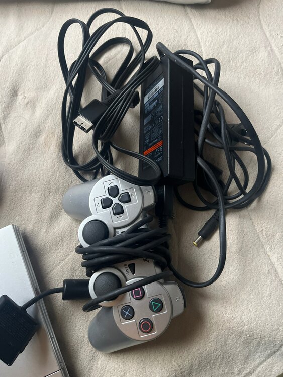 プレステ2（ゲーム機本体・ゲームソフト）の商品画像 - 査定依頼日：2025年5月1日 - 最高査定価格：3,000円