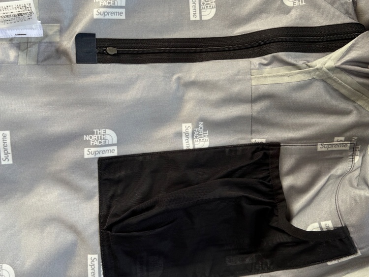 Supreme x The North Face Taped Seam Shel（古着・ファッション）の商品画像 - 査定依頼日：2025年12月28日 - 最高査定価格：40,000円