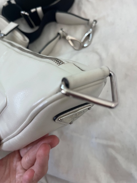 トライアングル レザー ショルダーバッグ ホワイト（ブランドバッグ）の商品画像 - 査定依頼日：2025年7月28日 - 最高査定価格：160,000円