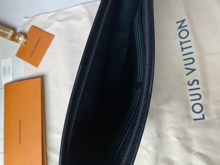 エクリプス　M61692（ブランドバッグ）の商品画像 - 査定依頼日：2022年9月29日 - 最高査定価格：60,000円