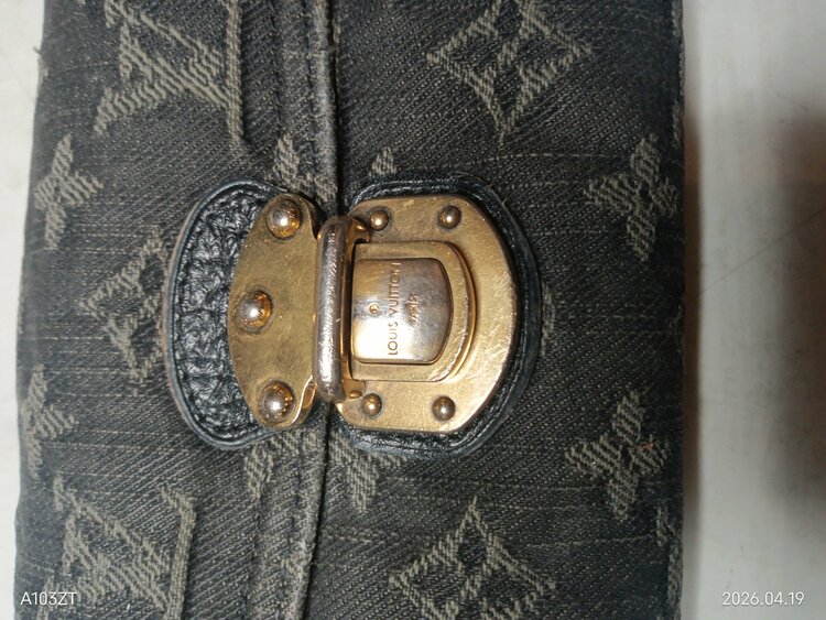 二つ折り財布（ブランド財布・小物）の商品画像 - 査定依頼日：2026年4月21日 - 最高査定価格：18,000円