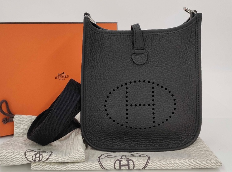 エブリンTPM ブラック トリヨンクレマンス シルバー金具 W刻印 ハンドバッグ（ブランドバッグ）の商品画像 - 査定依頼日：2025年6月22日 - 最高査定価格：350,000円