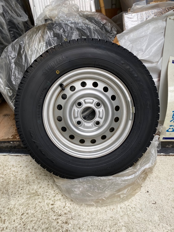 Benz W205 C200 & COMSのホイールとスタッドレスタイヤ（未使用（カー用品）の商品画像 - 査定依頼日：2026年2月11日 - 最高査定価格：10,000円