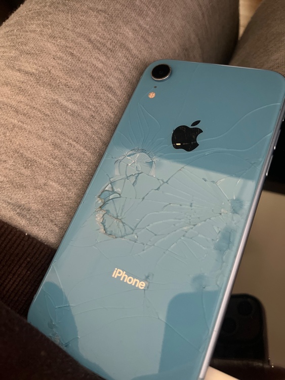iPhone iPhoneXR 128GB au（スマホ）の商品画像 - 査定依頼日：2026年5月25日 - 最高査定価格：6,000円