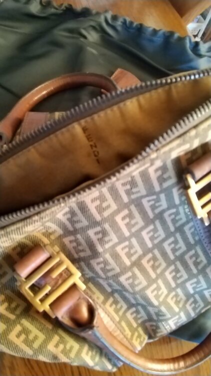 フェンディ  （ブランドバッグ）の商品画像 - 査定依頼日：2026年3月9日 - 最高査定価格：25,000円