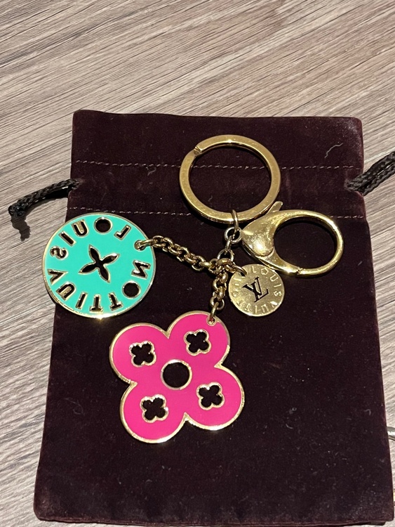 バックチャーム（ブランド財布・小物）の商品画像 - 査定依頼日：2026年3月2日 - 最高査定価格：15,000円