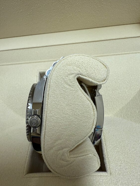ロレックス GMTマスター 126710blrn（高級時計）の商品画像 - 査定依頼日：2025年4月4日 - 最高査定価格：3,050,000円